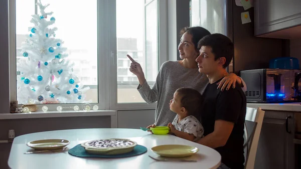 Joven familia feliz para una cena festiva . — Foto de Stock