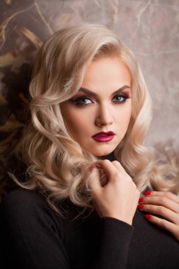 Çekici genç sarışın siyah boğazlı kazak içinde. Şık makyaj güzel kadınla