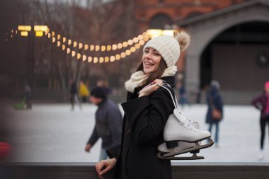 Sevimli genç kadın parkta ICE rink yakınındaki.