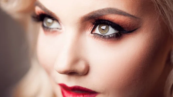 Female eye with evening makeup, close-up. Bright makeup — Stock Photo, Image