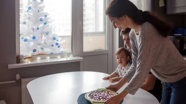 Cena familiar, Padre mamá y bebé en casa en la cocina . — Foto de Stock