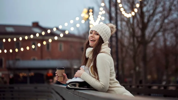 Charmig ung kvinna i parken nära ishallen. — Stockfoto