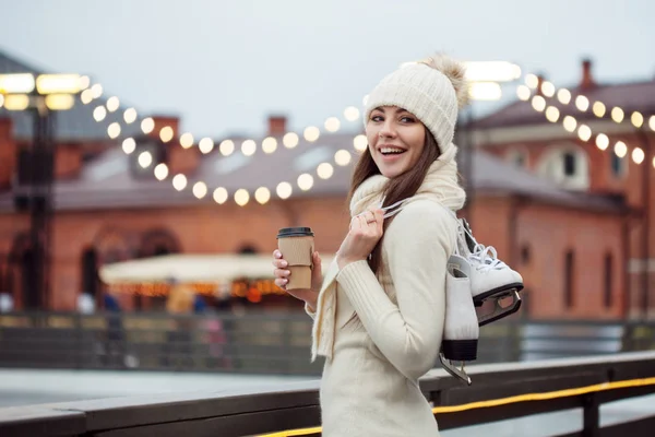 Sevimli genç kadın parkta ICE rink yakınındaki. — Stok fotoğraf