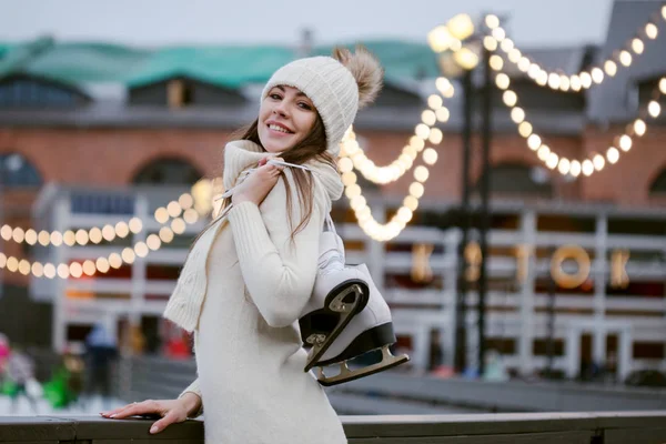 Charmante jeune femme dans le parc près de la patinoire . — Photo