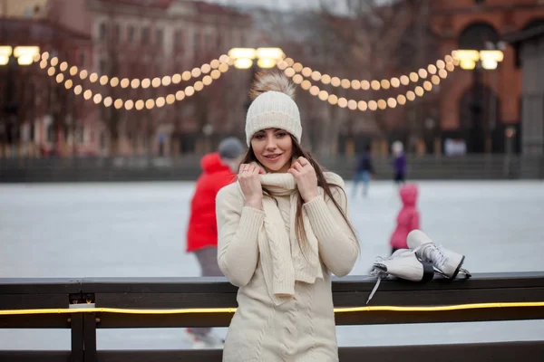 Charmante jeune femme dans le parc près de la patinoire . — Photo