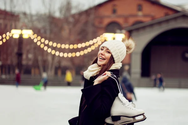 Charming young woman in the Park near the ice rink. — Stock Photo, Image