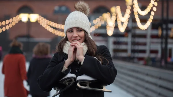 Charmante jeune femme dans le parc près de la patinoire . — Photo