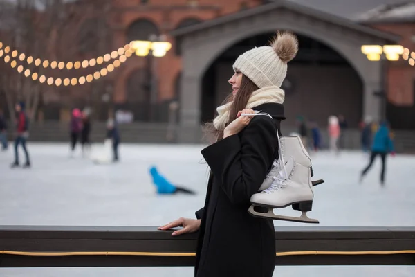 Encantadora joven en el parque cerca de la pista de hielo . —  Fotos de Stock