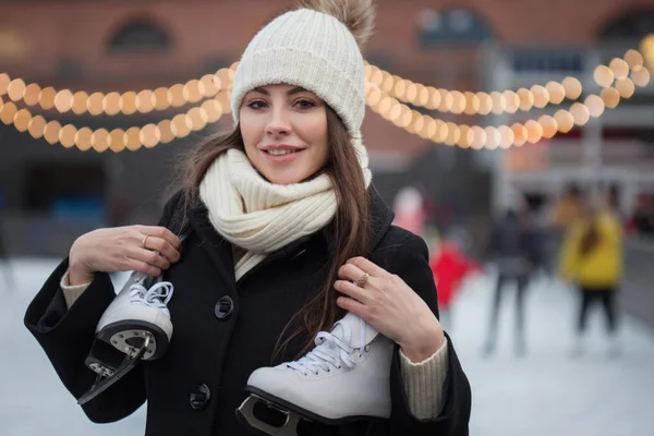 Affascinante giovane donna nel parco vicino alla pista di ghiaccio . — Foto Stock