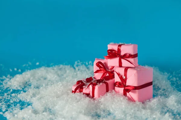 Los regalos para un nuevo año, el concepto. Montones de cajas de regalo sobre fondo azul . —  Fotos de Stock