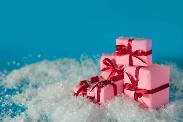 Los regalos para un nuevo año, el concepto. Montones de cajas de regalo sobre fondo azul . —  Fotos de Stock