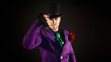 Şovmen şapka dokunur. Genç erkek şovmen, sunum veya sahne alanı'nda aktör.