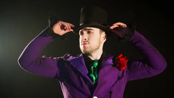 Showman. Joven artista masculino, presentador o actor en el escenario. El tipo de la camiseta púrpura y el cilindro . — Foto de Stock