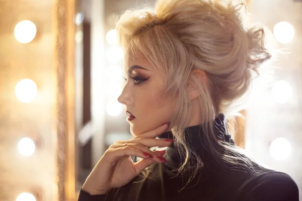 Attraktive junge Blondine in schwarzem Rollkragen. schöne Frau mit stylischem Make-up — Stockfoto