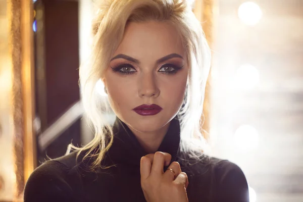 Atraktivní Mladá blondýnka v Černý rolák. Krásná žena s stylový make-up — Stock fotografie