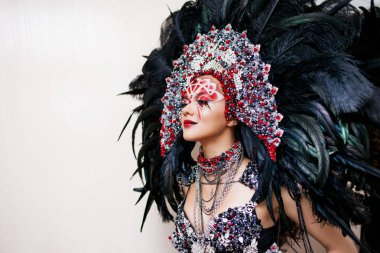 Yaratıcı bir bakmak genç güzel bir kadın portresi. Karnaval ve dans tarzı.