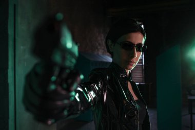 Bilgisayar virüsleri ve cybersecurity, kavram. Genç kadın matris tarzda giyinmiş.