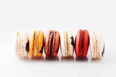 Farklı dolguları ile zarif Fransız tatlılar. Renkli macaron kümesi