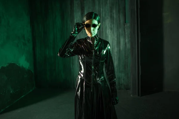 Flicka hacker i den digitala världen. Ung kvinna i matrix stil kostym. — Stockfoto