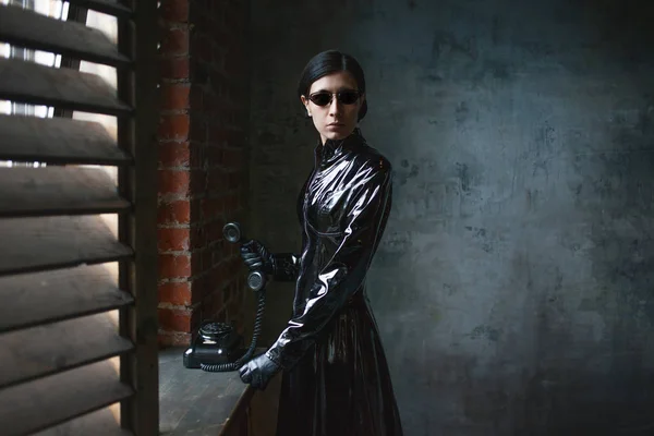 Junge Frau im Matrix-Anzug, digitale Internettechnologie und Telekommunikation, Konzept — Stockfoto