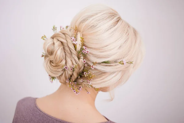 Estilos de cabelo femininos elegantes para cabelos loiros . — Fotografia de Stock