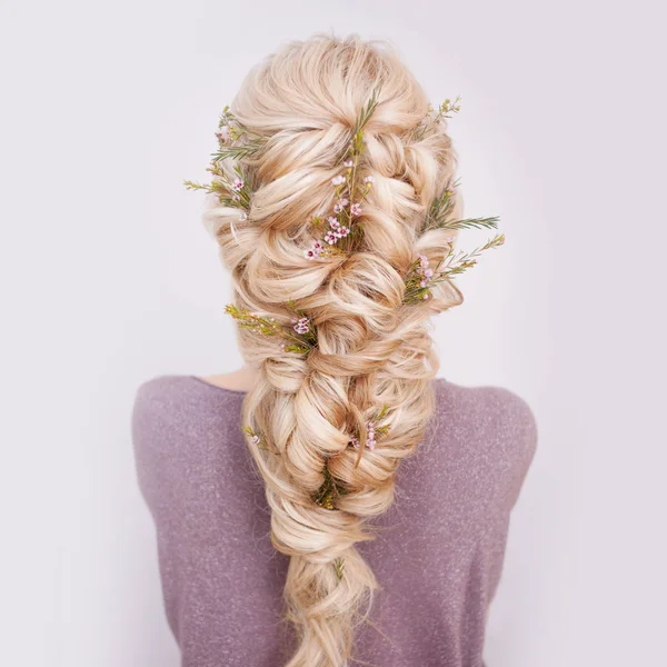 Visão Traseira Penteado Elegante Moda Entrelaçando Cachos Decoração Com Pétalas — Fotografia de Stock