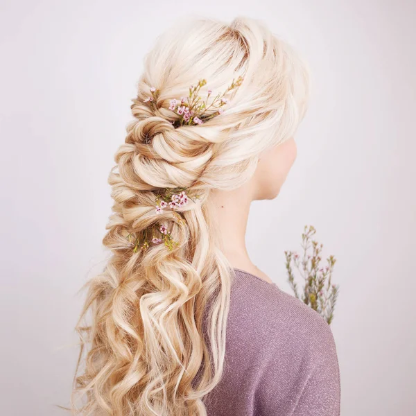 Portret van een elegante jonge dame met blond haar. Trendy kapsel — Stockfoto