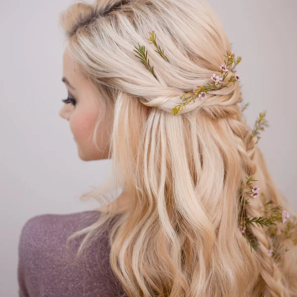 Retrato de jovem mulher doce com cabelo loiro. Penteado na moda — Fotografia de Stock