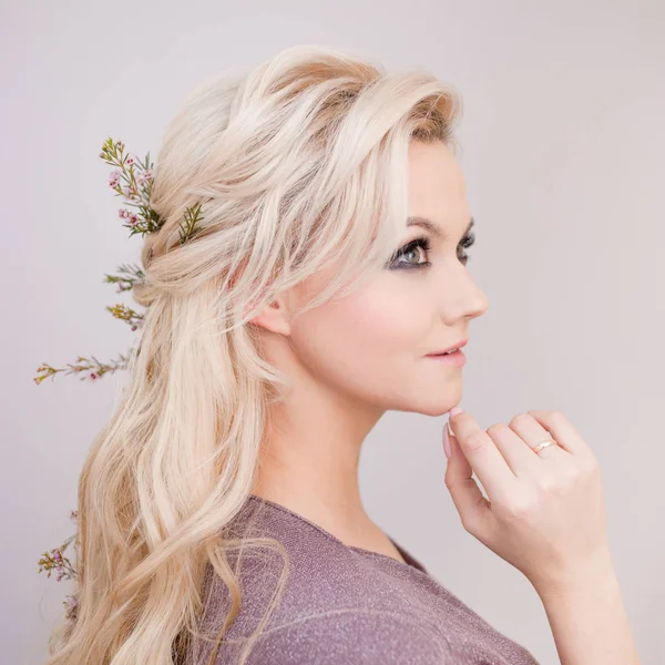 Porträtt av mild ung kvinna med blont hår. Trendig frisyr — Stockfoto