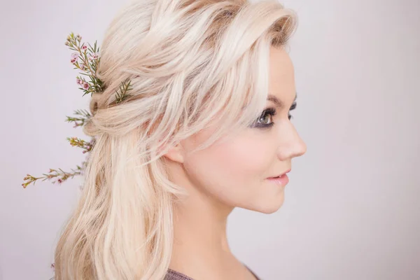 Portret van zachte jonge vrouw met blond haar. Trendy kapsel — Stockfoto