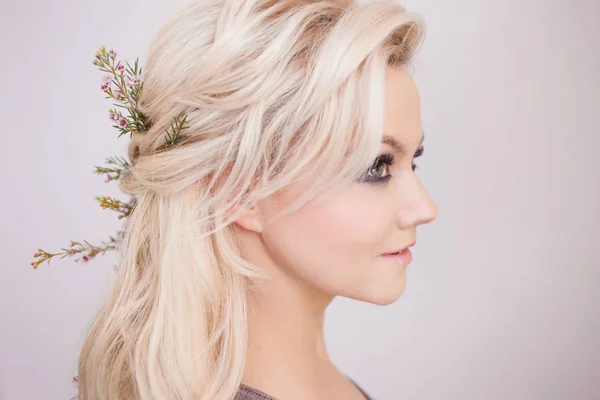 Retrato de jovem mulher doce com cabelo loiro. Penteado na moda — Fotografia de Stock