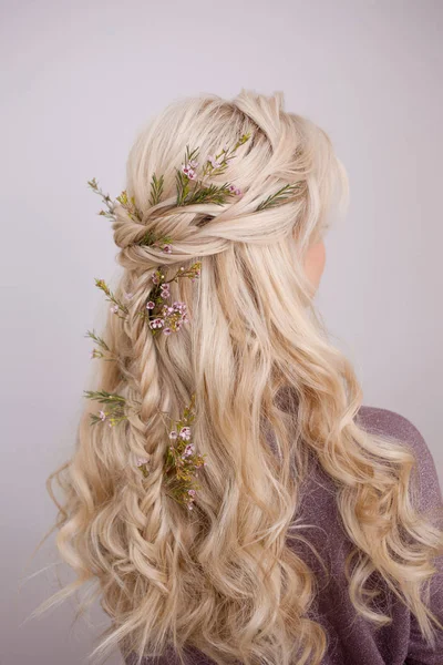 Porträt einer eleganten jungen Frau mit blonden Haaren. Trendfrisur — Stockfoto