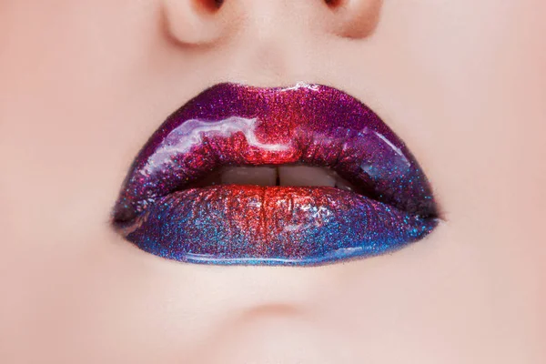 Maquiagem deliciosa labial, transições multi-coloridas. Lábios de mulheres bonitas com batom brilhante, maquiagem elegante brilhante — Fotografia de Stock