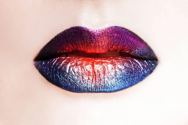 Delicioso maquillaje labial, transiciones multicolores. Hermosos labios de las mujeres con lápiz labial brillante, maquillaje elegante brillante — Foto de Stock