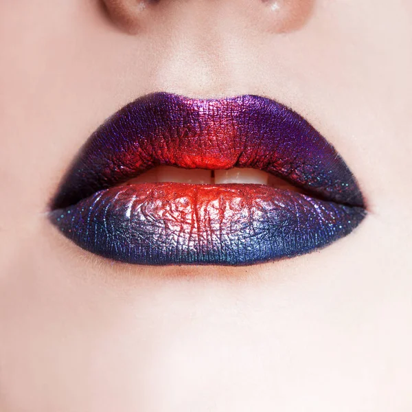 유쾌한 입술 메이크업, 다 색된 전환입니다. 아름 다운 여자의 입술 밝은 립스틱, 밝은 세련 된 메이크업 — 스톡 사진