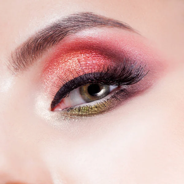 Increíble maquillaje de ojos brillantes en lujosos tonos escarlata. Color rosa y azul, sombra de ojos de colores —  Fotos de Stock