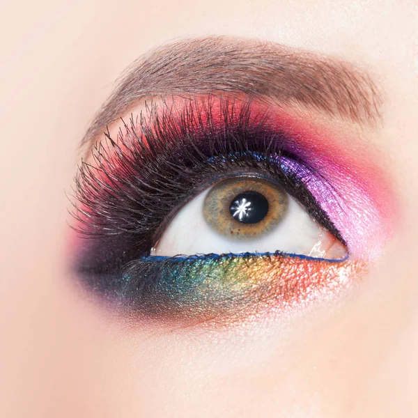 Incrível maquiagem olho brilhante em tons azuis luxuosos. Cor rosa e azul, sombra colorida — Fotografia de Stock