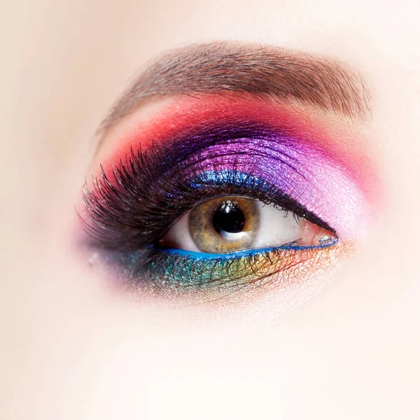 Increíble maquillaje de ojos brillantes en lujosos tonos azules. Color rosa y azul, sombra de ojos de colores —  Fotos de Stock