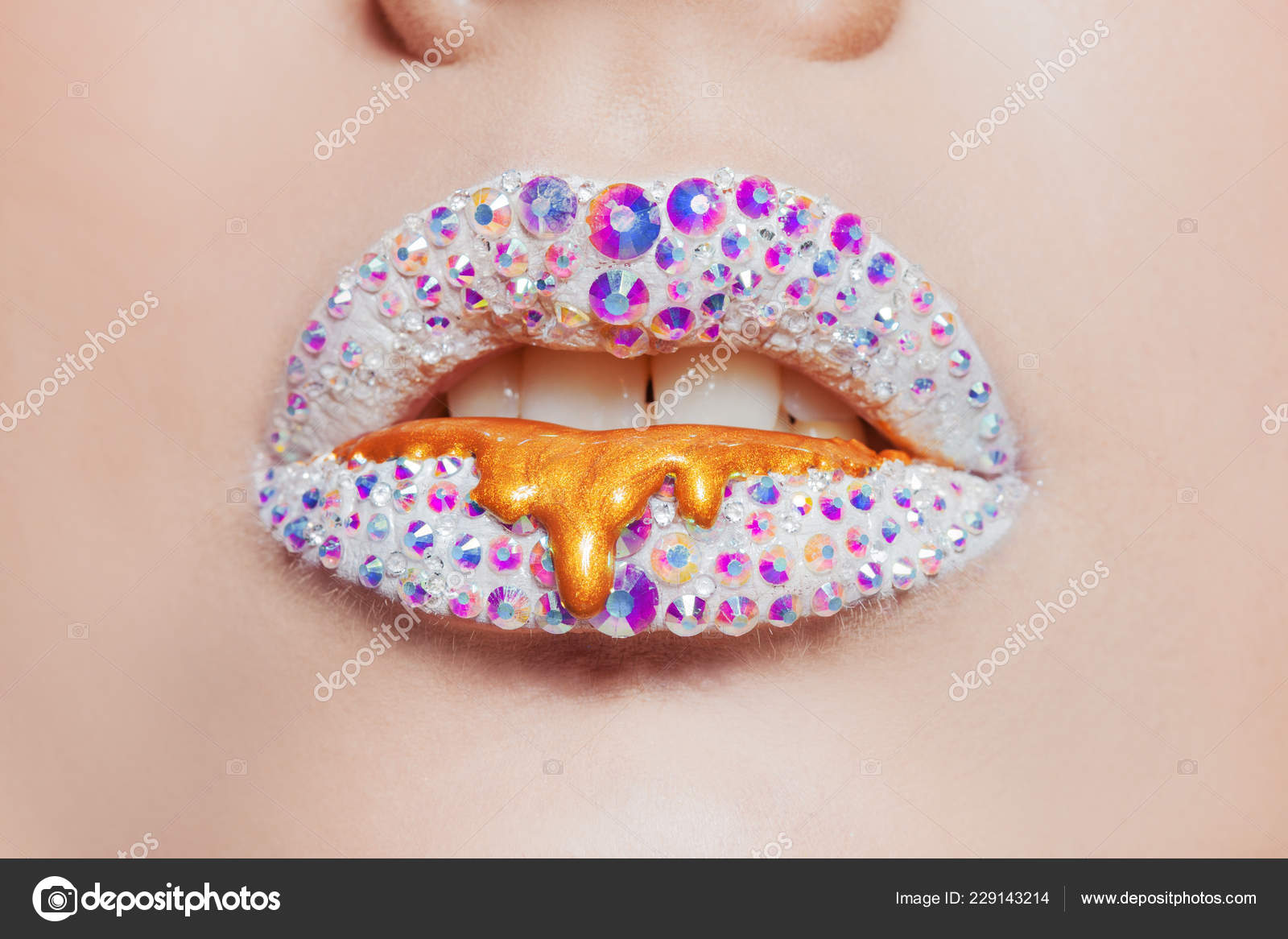 Brillant à Lèvres Recouvert De Strass Et De Taches Dorées