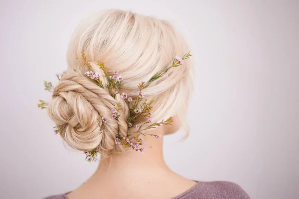 Elegante Damenfrisuren für blonde Haare. — Stockfoto