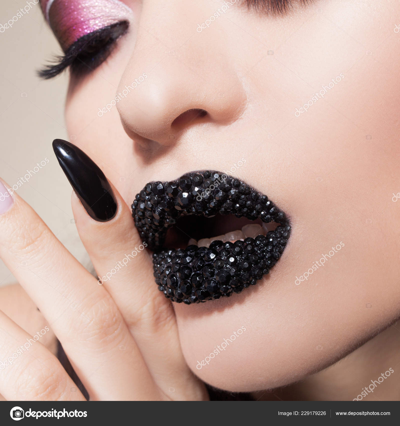 黒い唇はラインス トーンで覆われています。彼女の唇と白と黒のマニキュア黒口紅の美女 — ストック写真 © KrisCole #229179226, image size:1600x1700