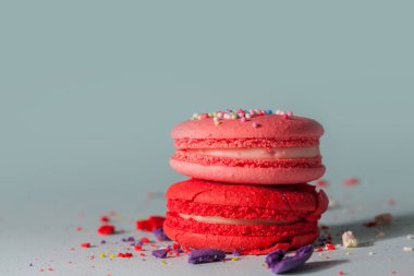 Parlak lezzetli kurabiye. Fransız tatlılar. Pembe pasta