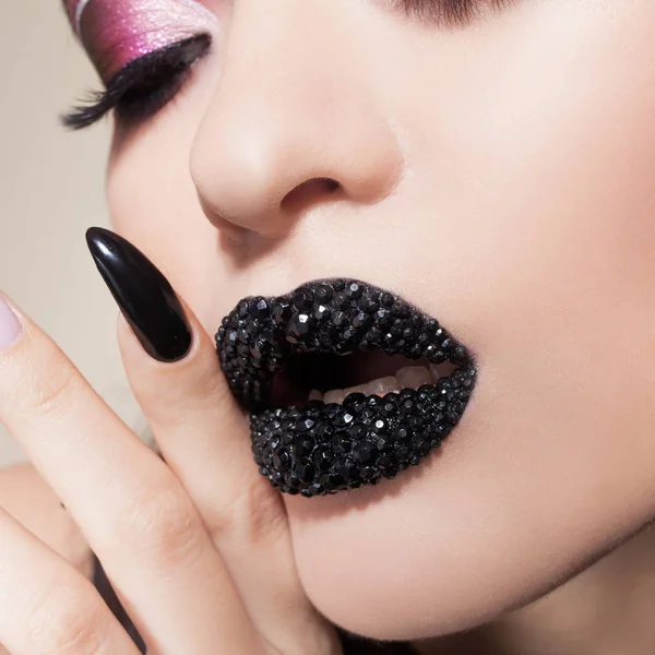 Labios negros cubiertos de pedrería. Hermosa mujer con lápiz labial negro en los labios y manicura en blanco y negro — Foto de Stock