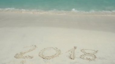 2018 son 2019 gel yazıt kum üzerinde olmasıdır. Bir mavi dalga kıyıya geliyor.