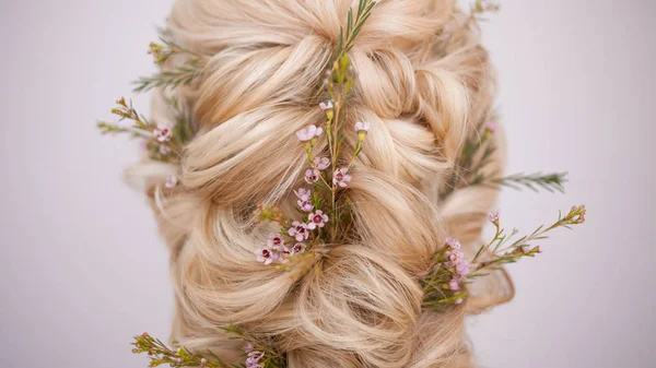 Närbild Frisyrer Med Vävning Strands Dekorerad Med Små Blommor Blondin — Stockfoto