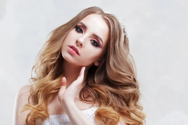 Encantadora joven novia con peinado de lujo. Hermosa mujer con maquillaje de boda de moda. Peinado rizos esponjosos . — Foto de Stock