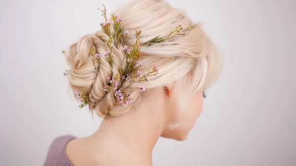 Estilos de cabelo femininos elegantes para cabelos loiros . — Fotografia de Stock