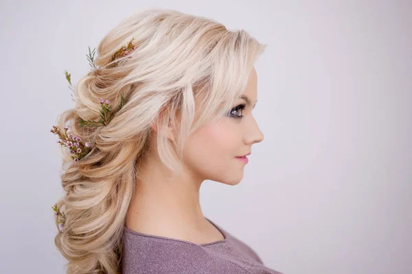 Portret elegancki młoda kobieta o blond włosach. Modna fryzura — Zdjęcie stockowe