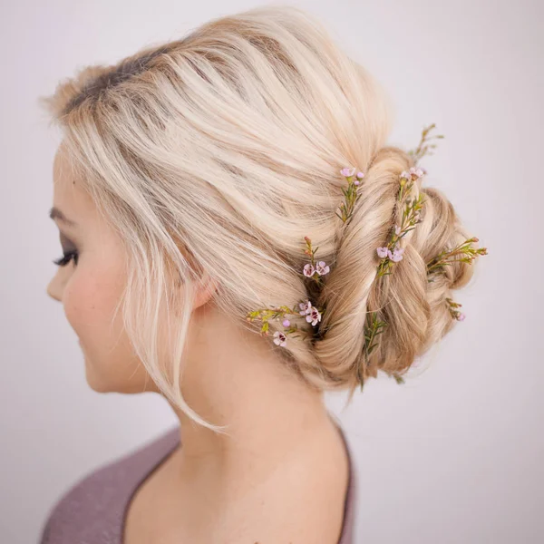 Portret van een elegante jonge dame met blond haar. Trendy kapsel — Stockfoto