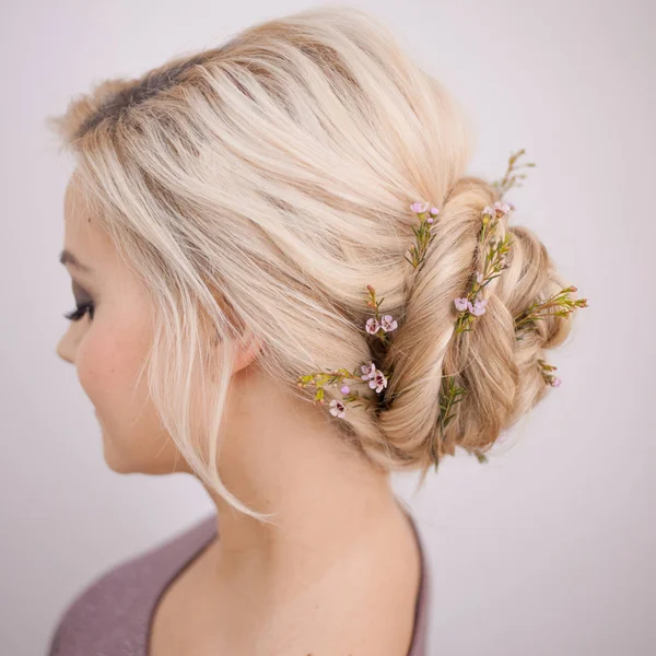 Retrato de uma jovem mulher elegante com cabelo loiro. Penteado na moda — Fotografia de Stock